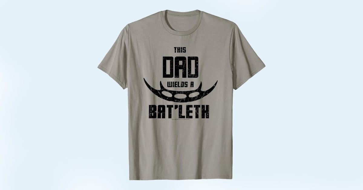Gray T-shirt with bold black text "This Dad Wields a Bat'leth" and a graphic of the iconic Klingon weapon