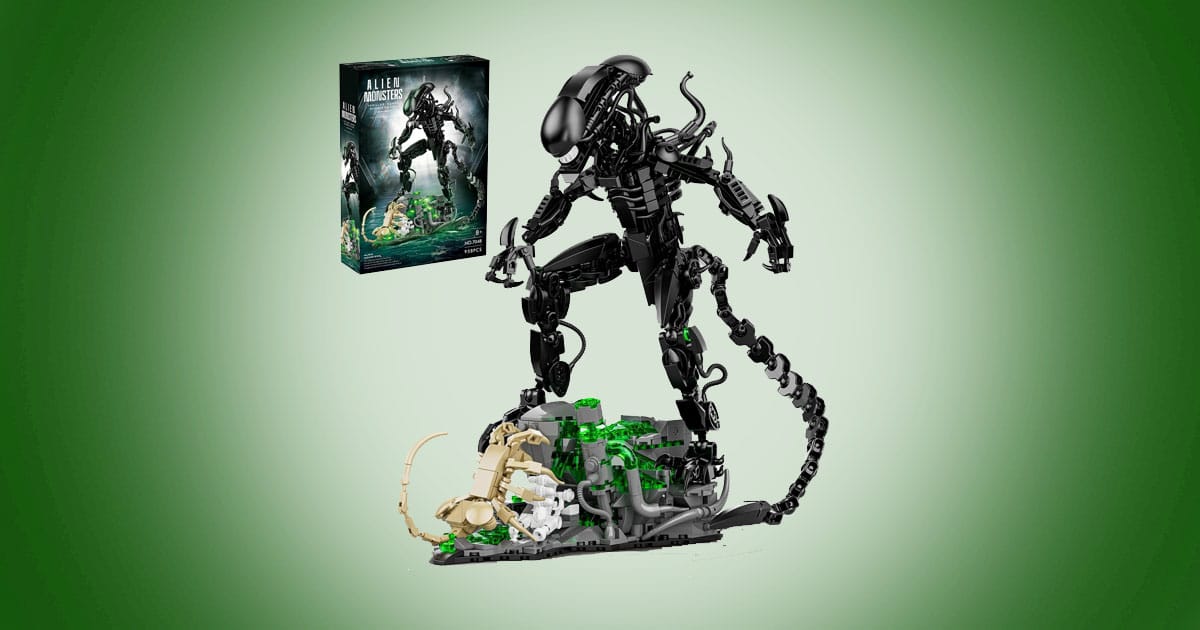 Lego-compatible Xenomorph building set displayed on green background with detailed alien base and packaging box.