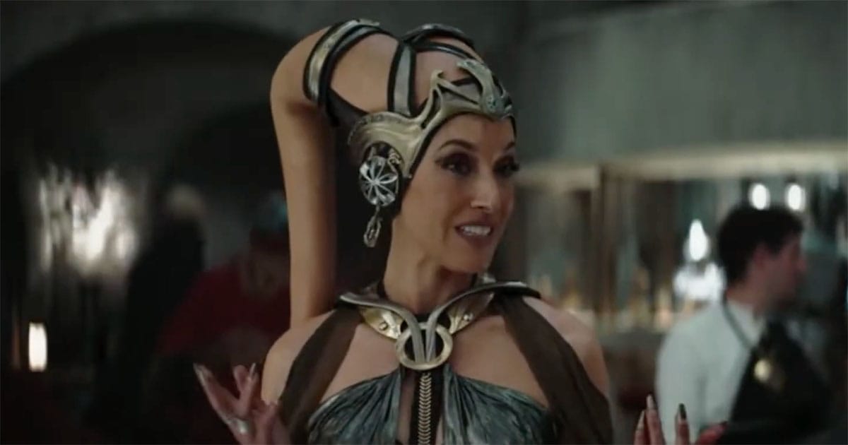 Well-dressed Twi’lek with detailed costume and headpiece, illustrating visual identity and design in Star Wars.