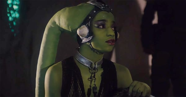 Green Twi’lek with collar in Jabba’s palace, reflecting the dancer and slave portrayal in Star Wars